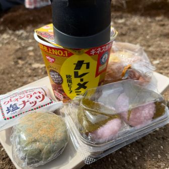 おやつ盛りだくさん。下山までに完食😋