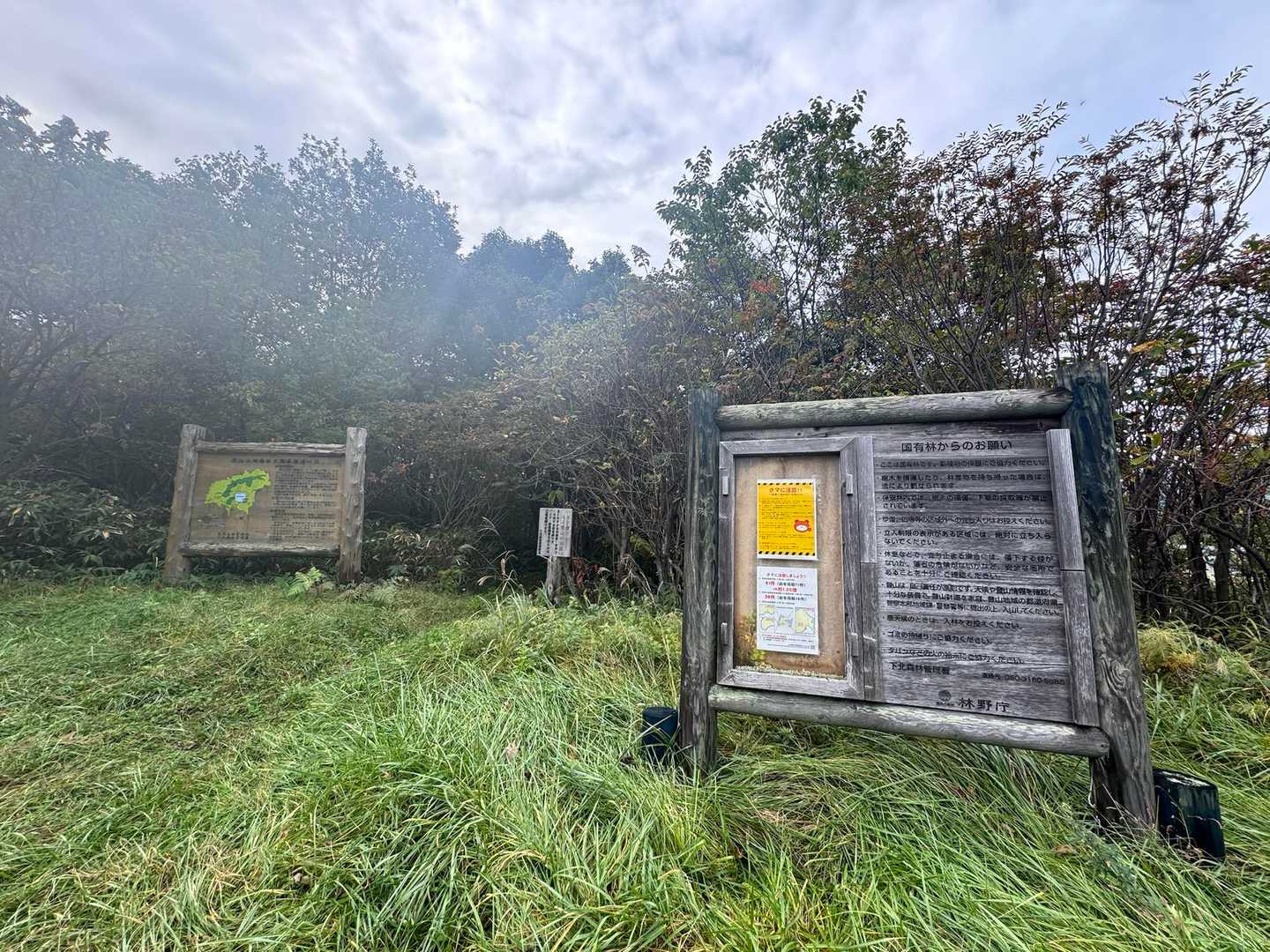 登山口は、山道を越え恐山の湖が見えてきたら、すぐ左手にあります。
観光もせねばならないので、9時スタートで少し焦っている🐥