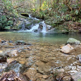 西ノ谷登山口の清流