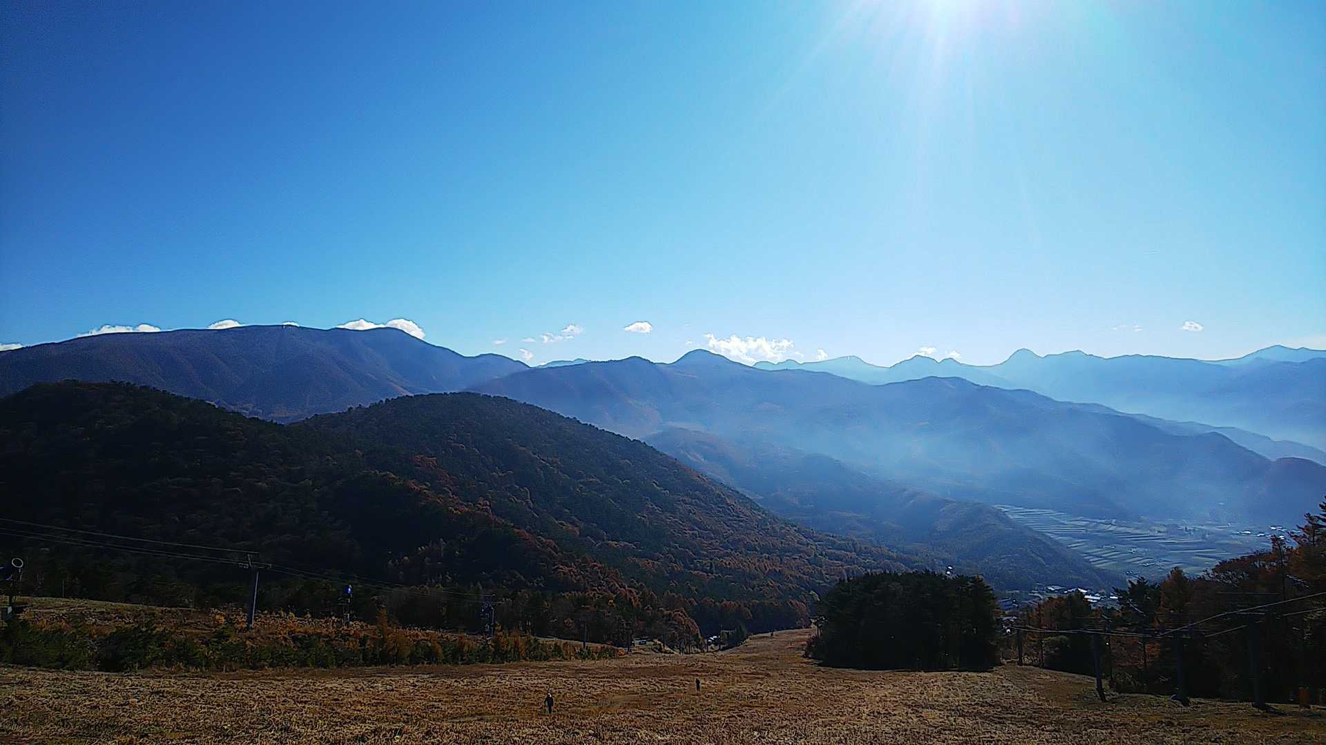 遠くの山々まで見渡しながら