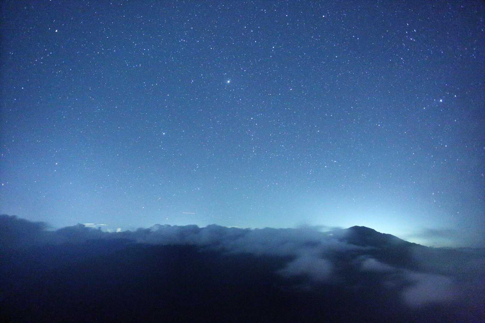 白峰三山の稜線は雲に覆われていますか、満天の星空が見えてきました✨