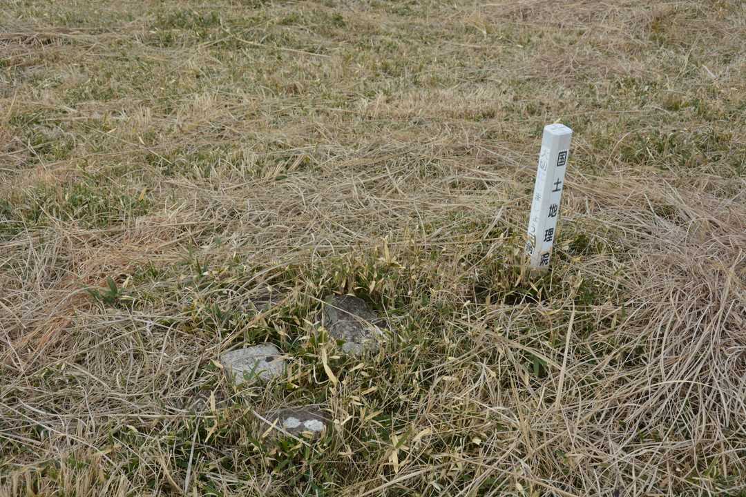 天守台には四等三角点（点名：利神山）があります。