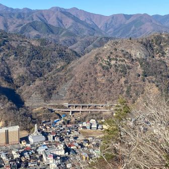 菊花山近くから下を撮影　街が近い😅大月の東横インと岩殿山