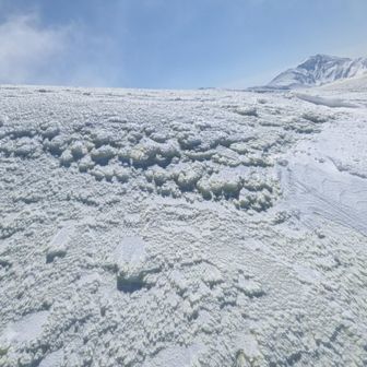 硫黄で雪が黄色