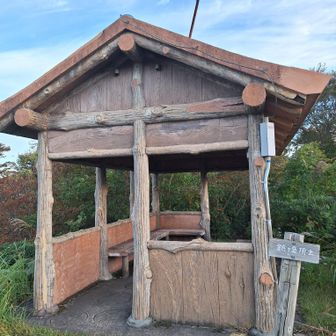 鋲ケ岳山頂の東屋・・いい風情。