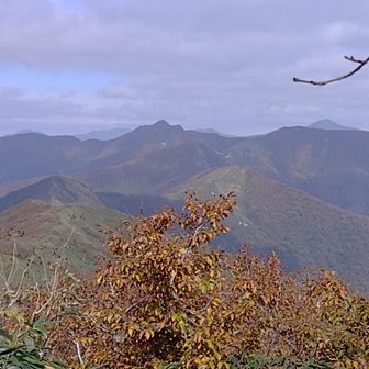 火打ケ岳と右側に小又山