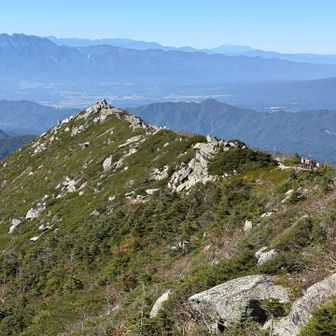 五丈岩の裏面からの稜線の登山道