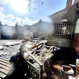 山荘でスキーを背負うことにする。なぜかというと…