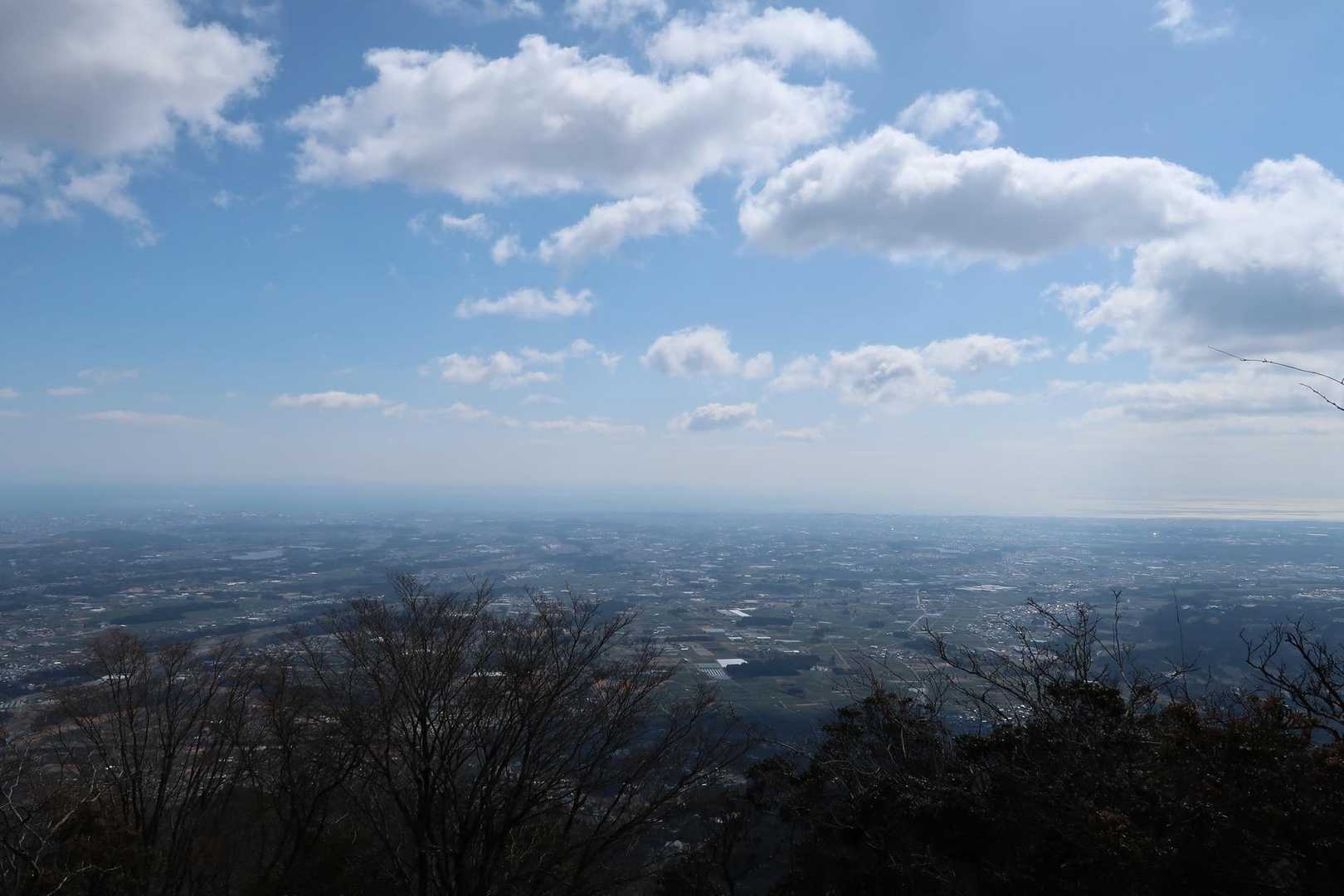 下りは二本松尾根コースを歩きました🥾。これは木々の間から見えた風景です😉。