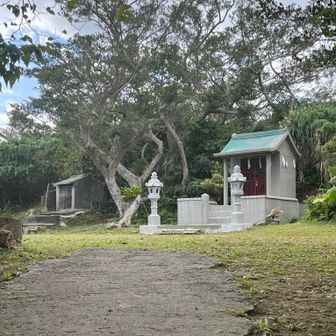 小嶽(こたき)

お宮
琉球国王が祀られている
尚円王　第二尚氏王統・初代国王在1469-1476
察土王    琉球国中山王在位1350-1395
舜天王　舜天王統・初代国王在位1187-1237
英祖王　英祖王統・初代国王在位1260-1299
尚思紹王　第一尚氏王統初代国王在1406-1421