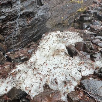 滝つぼに残骸が少しだけ落ちてました