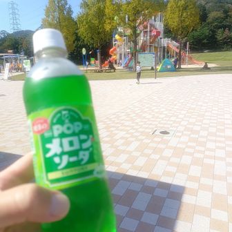 探してた公園の自販機は、カラダにとってのオアシス  
色は毒毒しいけど、ウマウマ😋
大好きな炭酸ばかり飲んでしまう