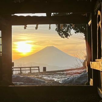 御来光遥拝所を後にして朝のお勤めに参加します✨

佐々木別当さんは別当を務めるのは2度目だそうです。七面大明神さまに2度も呼ばれ選ばれたお方です🙏

佐々木別当さんは「私には取り柄はありません。ただ毎日七面大明神さまにお祈りを捧げることしかできません。」と挨拶の中でおっしゃっておられました。飾った言葉ではないけれど、佐々木別当さんのお人柄が滲み出ていました。

そしてまた佐々木別当さんは「悩みや願いがあるということは生きている証拠です。七面山に1人で上っているのではなくいろんな人の想いと一緒に上っているのを忘れないでください」ともおっしゃっておられました。

私はそんな温かい七面山敬慎院にまた戻ってくるでしょう…