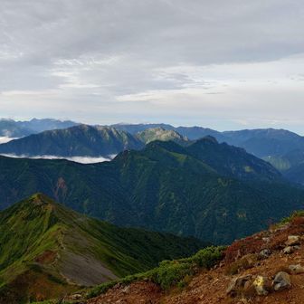 爺ヶ岳と中央奥には針ノ木岳も
