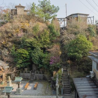 霊峰尺間神社への階段から反対側を見る
左上の遠見萬力不動尊は霊山尺間嶽本部の持ち物である…