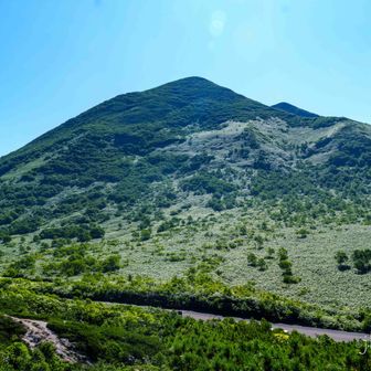 登山口入山記録所からアンヌプリを望む。雄大です。