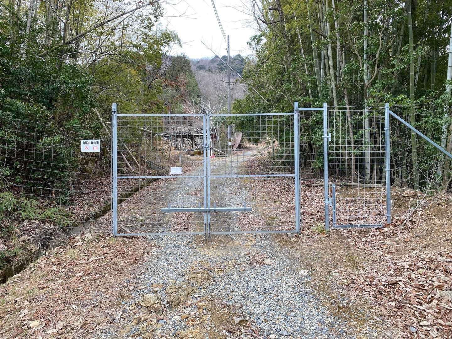 入り口は正面の大きな扉ではなく、向かって右手の小さい扉から入れる🚪