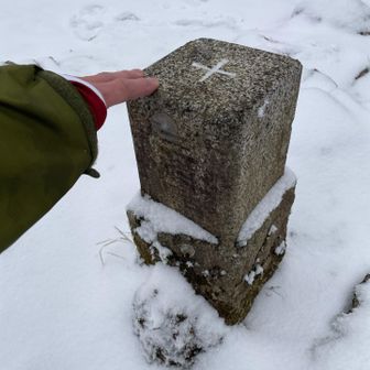 雪を払ってタッチ。