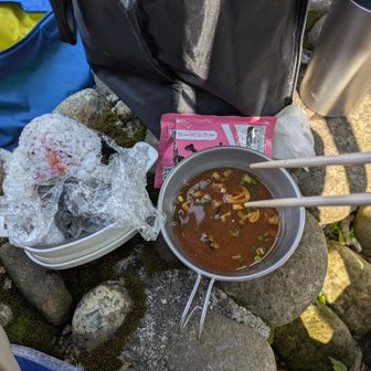 モニュメントの下で…
オレギリ🍙(ゆかり+南高梅)+ひるげ🥢