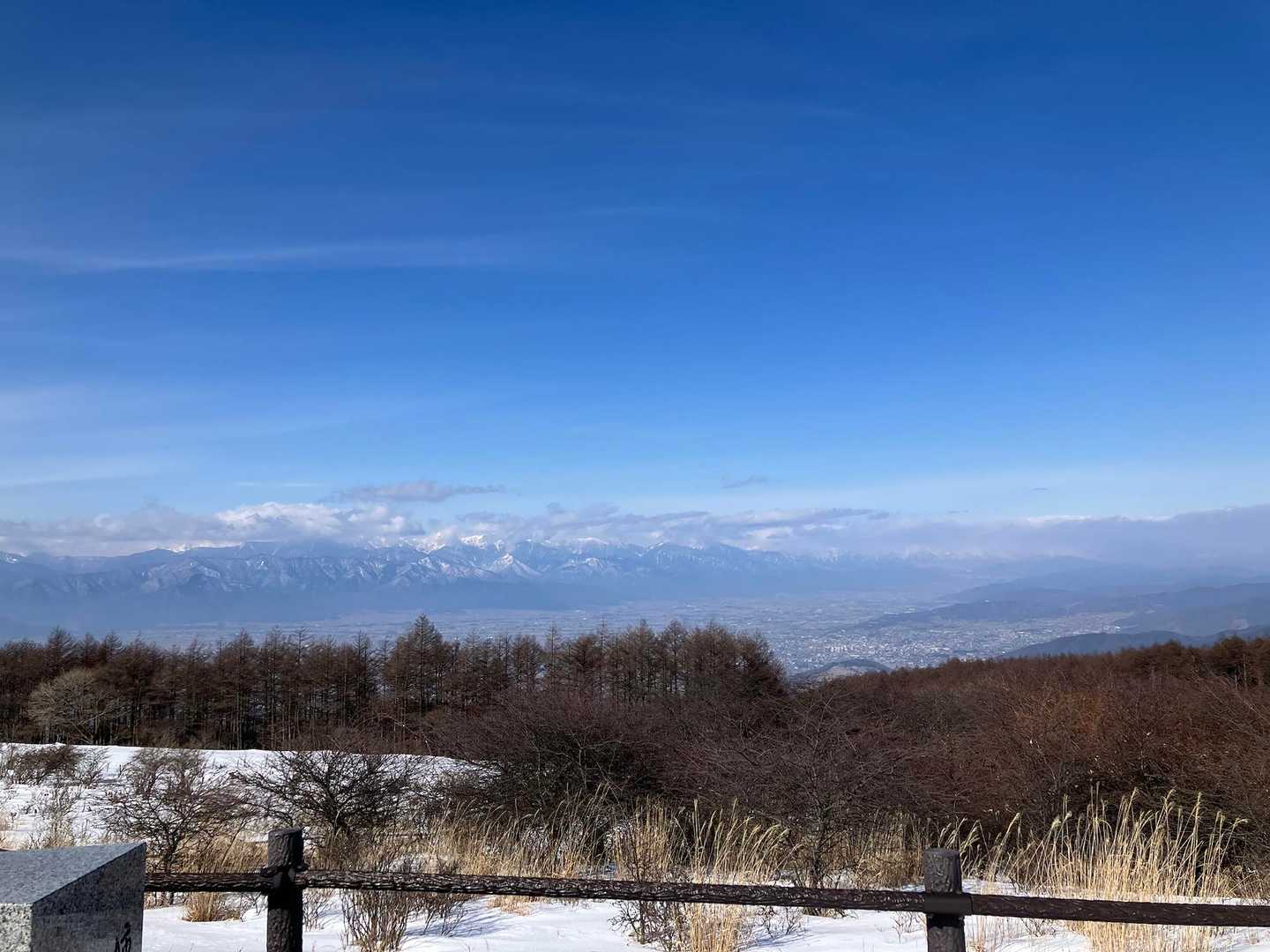 高ボッチ山 | 諏訪湖を眼下に富士山を望む展望峰。山頂は花が彩るのどかな牧草地の写真
