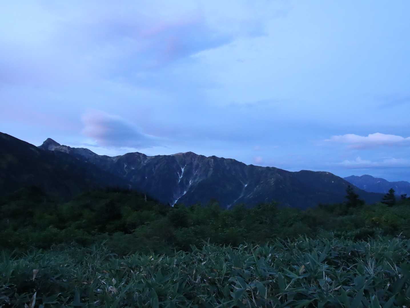 翌朝
お天気もつかな？ずっと曇りかな？
雨大丈夫かな？
不安な気持ちで出発
真っ暗な水平道を緊張しながらもくもくと歩いて２時間弱、やっと明るくなってきた。