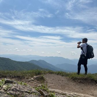 歩いて来た稜線を見ながら休憩🍵
この山頂を軸にパノラマ風景になってて最高点に立ってるような錯覚🤩　来て良かった🥺