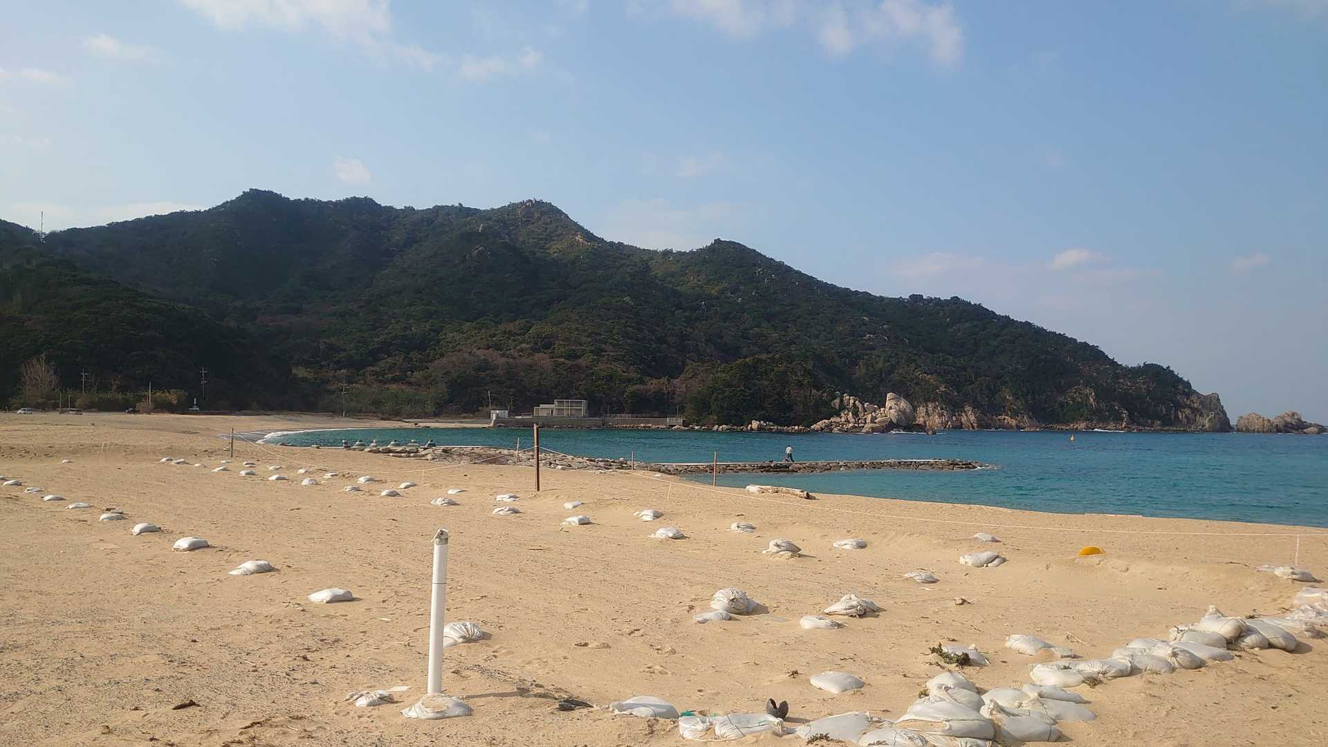 芥屋海水浴場です
この奥に登山口があります