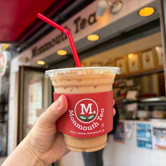 近くのMonmouth Teaでミルクティー