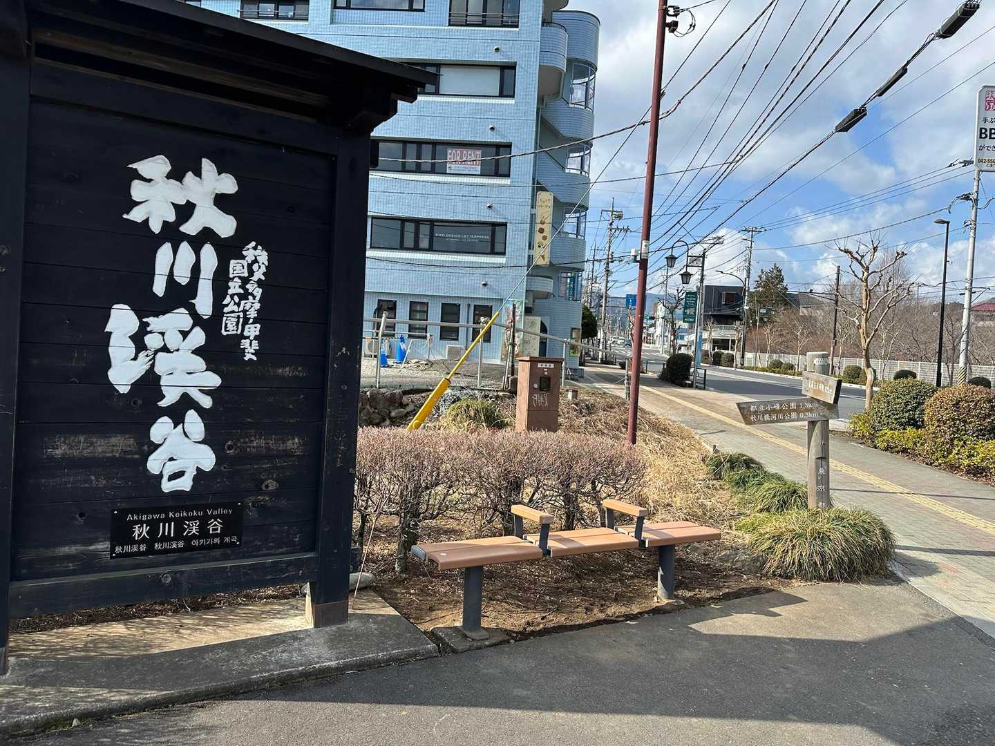 ここを左に降りる。