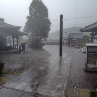 大雨中　種間寺