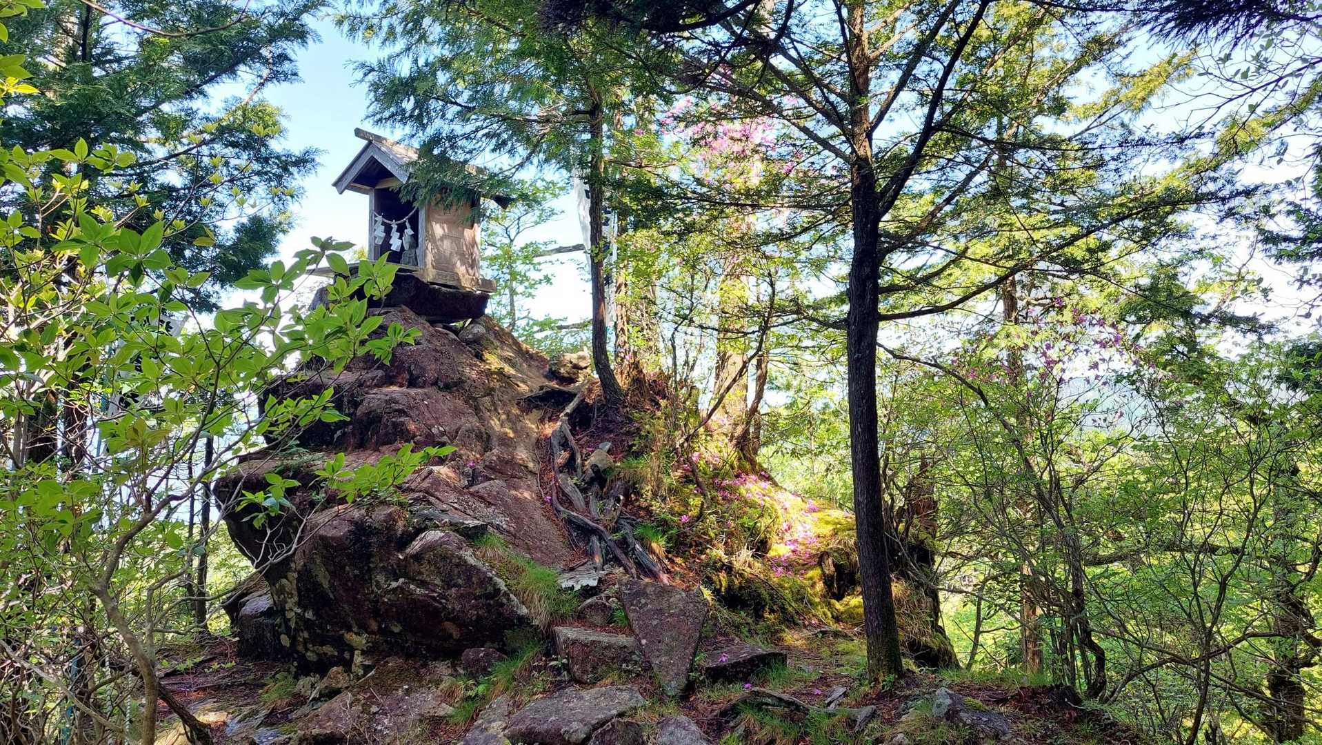 岩の上に祠