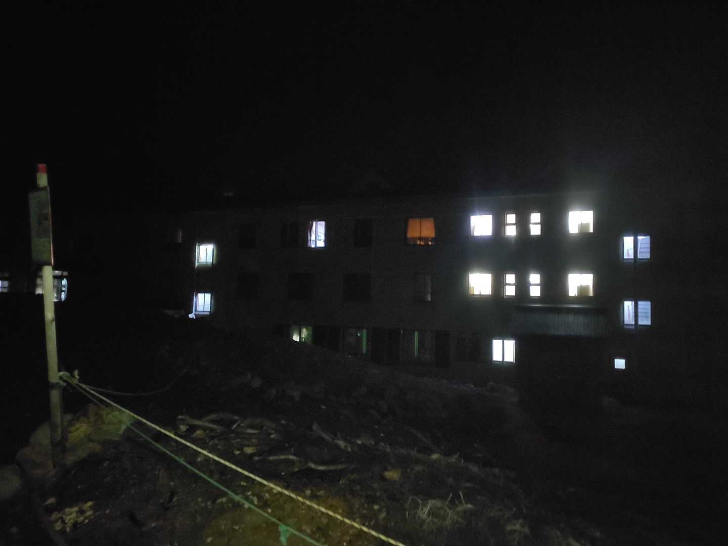 昨夜、星が少ししか見えなかったので、早朝娘と3人で外へ。
(息子は爆睡😴)

雷鳥荘、この時間でもあちこち部屋の明かりがついてます。流石山泊。