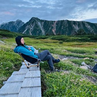 俺は針ノ木岳方面を見てるけど、後方には竜王岳と獅子岳が綺麗に見えるようになった。
