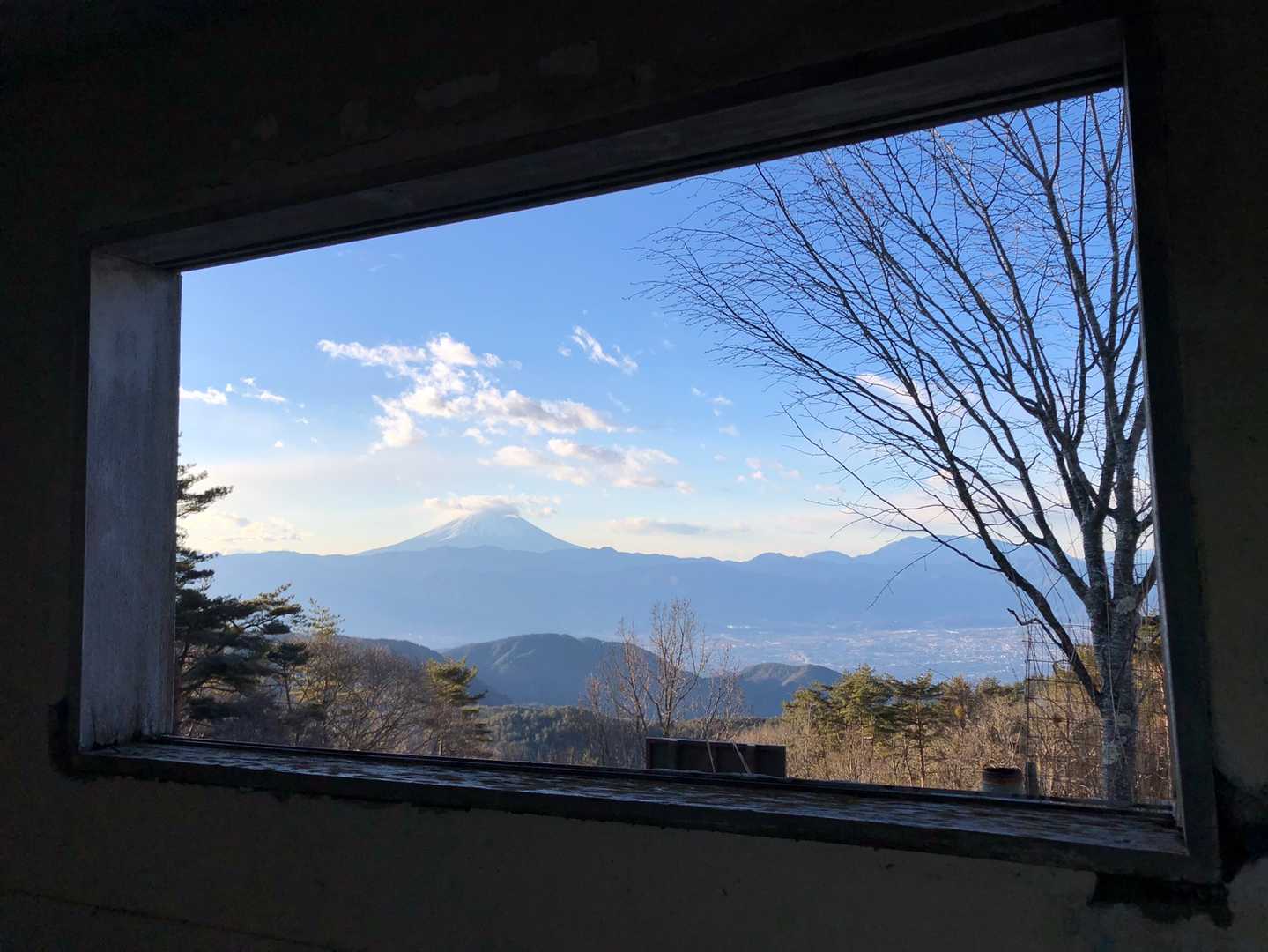 山頂には小屋っぽいのもあるよ
小屋の窓枠から富士山
窓枠が額縁っぽくて良き🖼