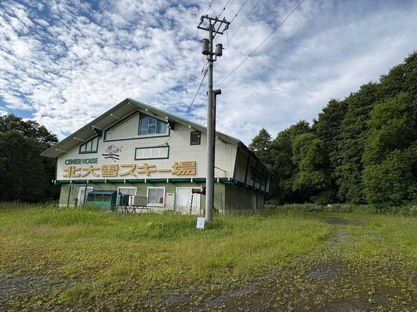 このセンターハウスの前の駐車場に停めさせていただきました
