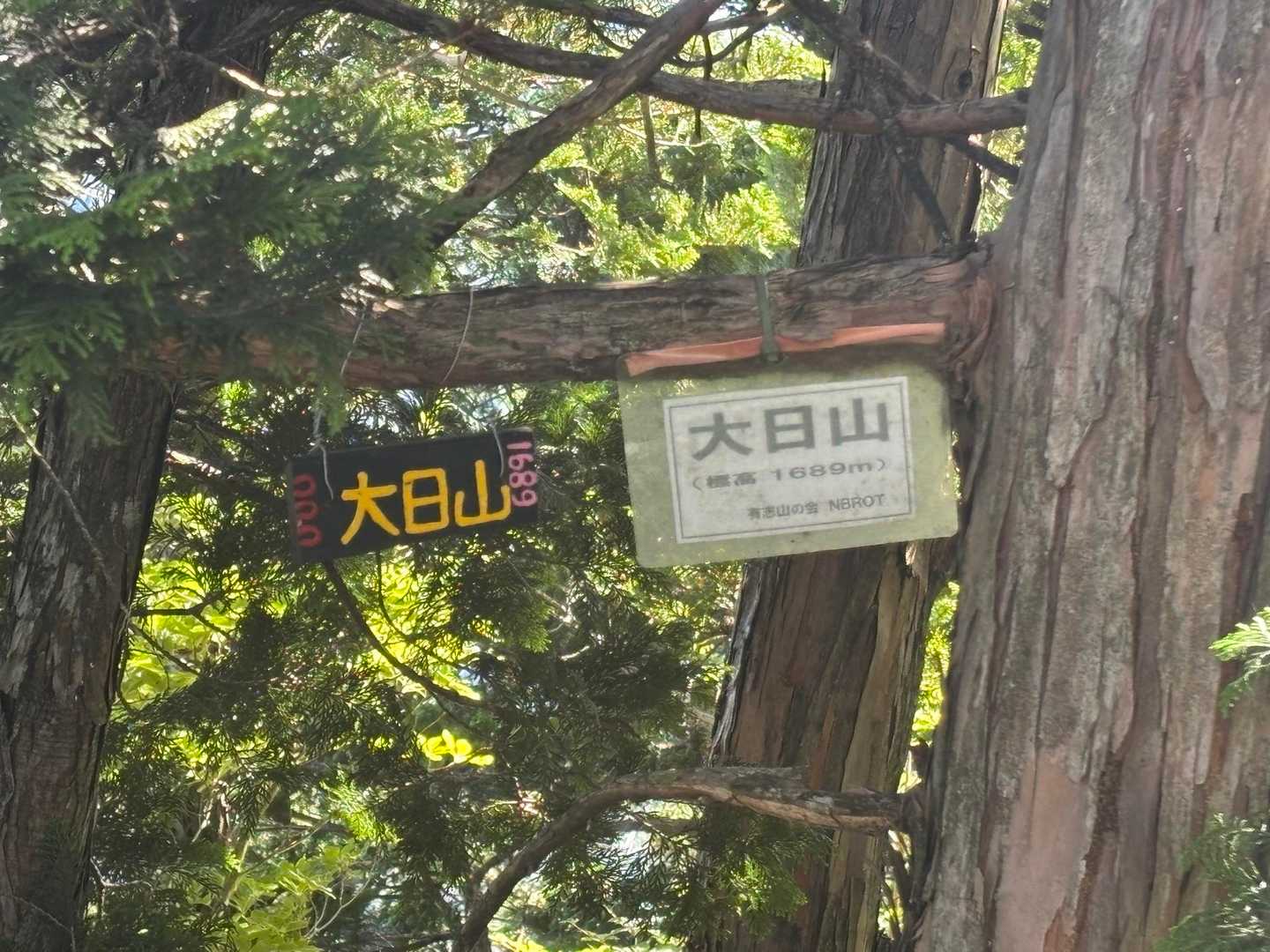奥に表札あります