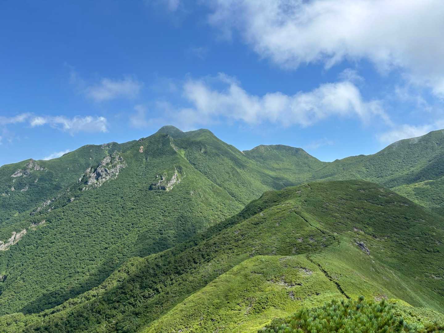 斜里岳往復 | 沢の流れる岩肌とハイマツの稜線歩きを楽しむコースの写真