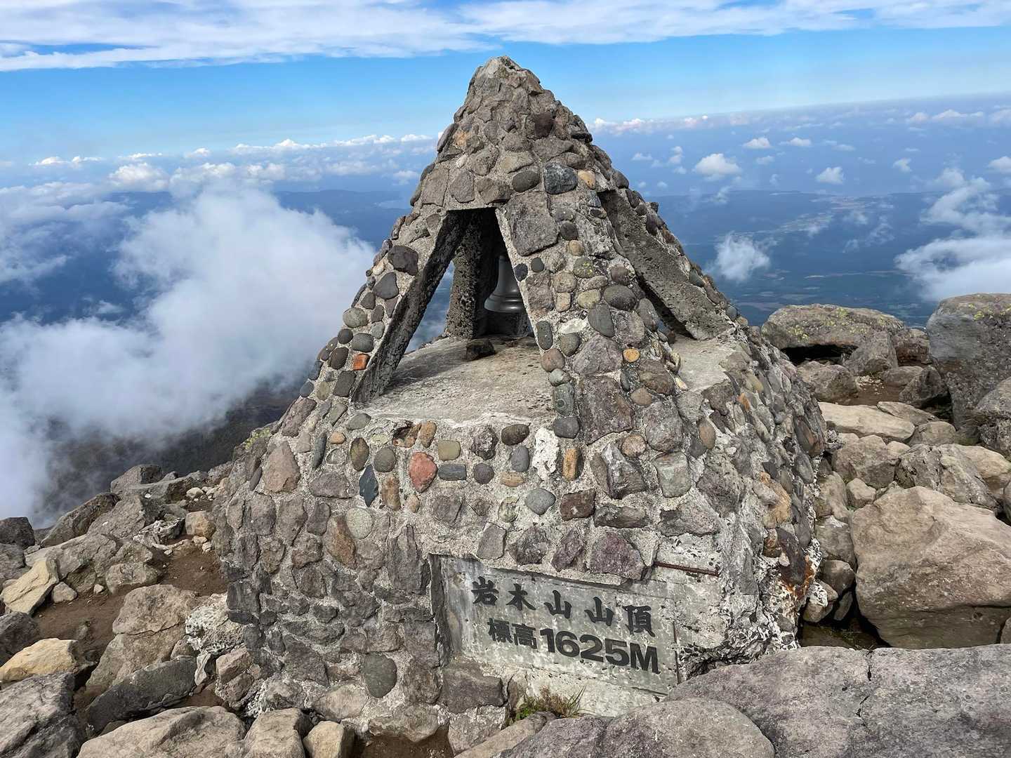 中に鐘🔔が入ってる。3人組の人が鳴らしたら、仏具の〝おりん〟の音みたいだって言うから、つられて笑ってしまった🤣