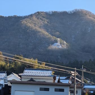 山腹の〈2つの鉄塔〉が第1目標地点。
そこから右に巻いていく尾根ルートが本日の〈バリ山行〉