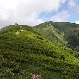 檜尾岳（右）。檜尾小屋を含む牧歌的な風景が何ともステキ。
