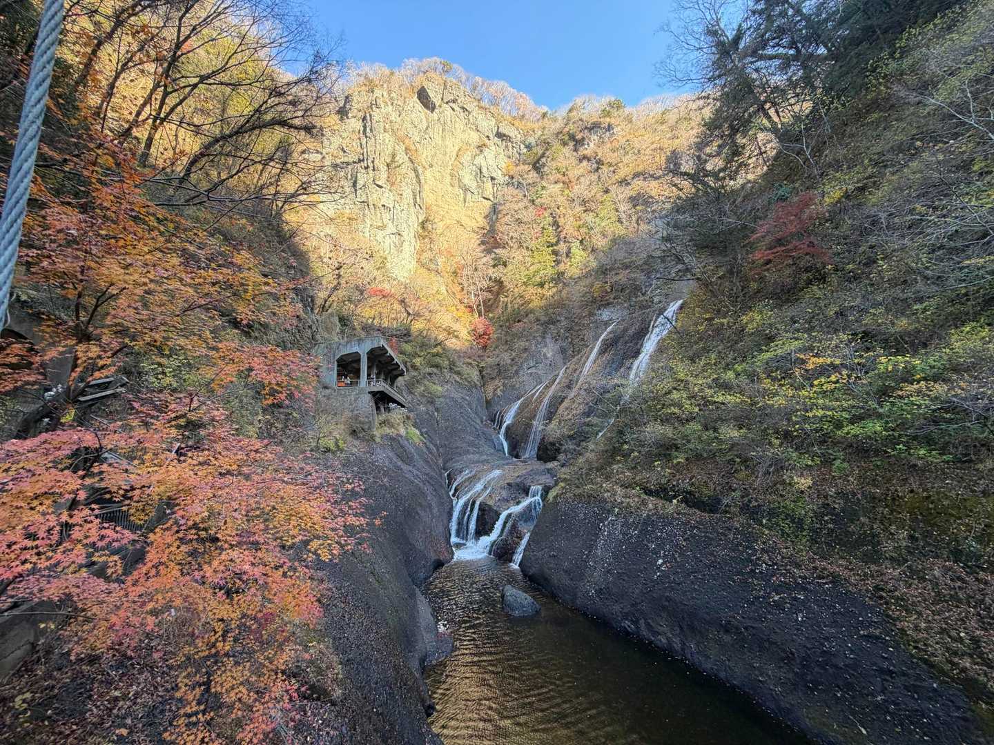 日本人の大好物！紅葉と滝🍁😊
さぁ駐車場に戻ろう！
お腹空いたし…