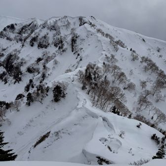 そろそろ崩れる雪庇が出てきそうです❄️