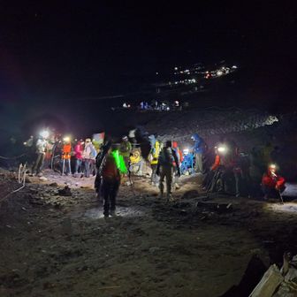 体調にやや異変あり。喉の違和感(声のかすれ)と、手の指先の痺れが…。軽い高山病だったのかな？
頭痛等は無いので、そのまま登山者の列に入ってゆっくり登る。