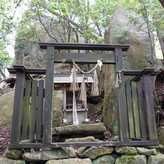 山頂大岩横の祠で下山の安全祈願