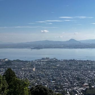 対岸の三上山が見えます