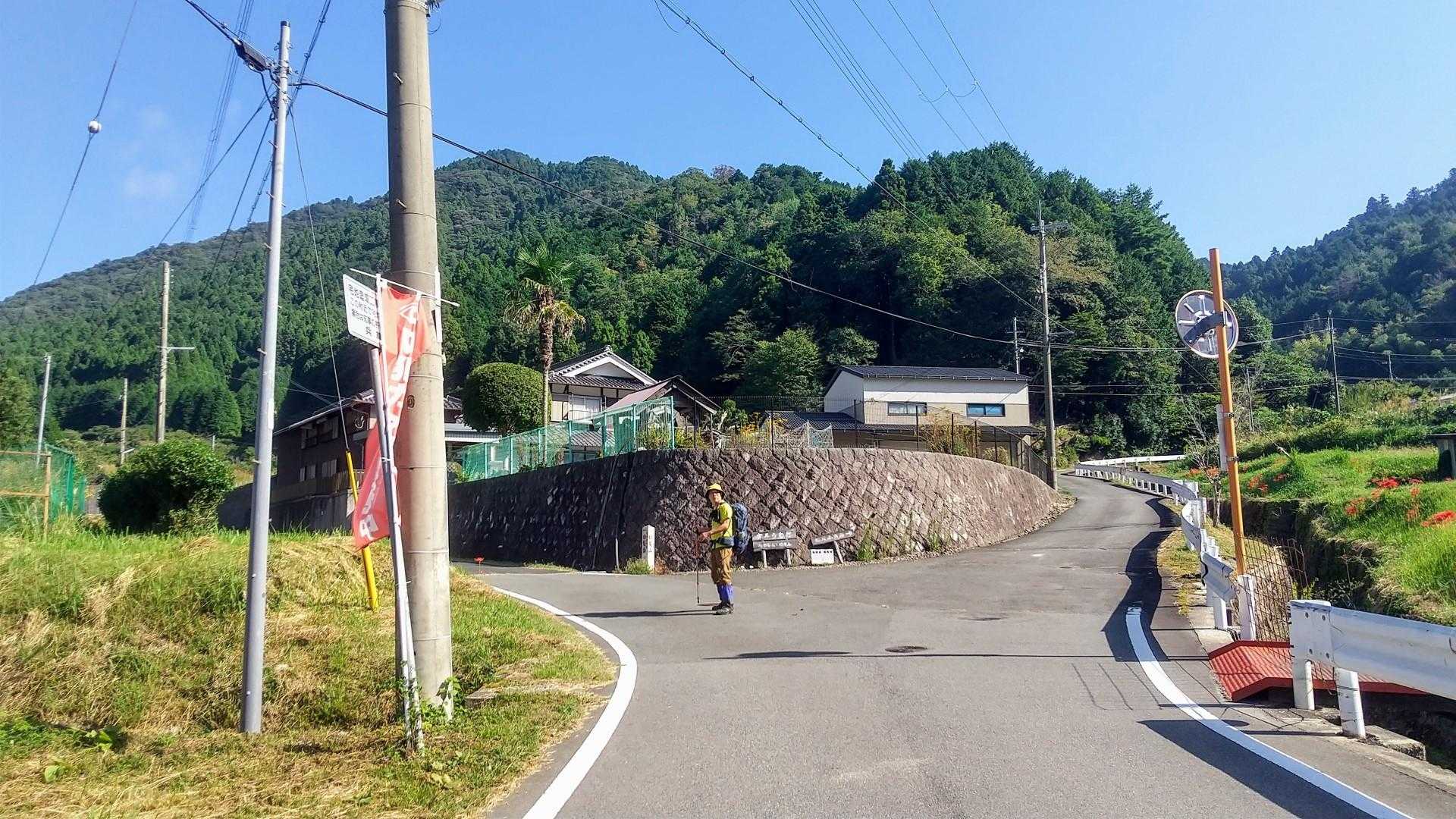 
この分岐㊧へ

するといきなり

「パーーーン💥」　(ﾟдﾟ)！

な…なんや？

和「アレちゃうか?  獣脅すやつ」
XIA「どやさ〜デカい近い音やったなあ」

…すると上から「アレはぁ〜…」

🙄…あ、おはｨざいます〜

👩‍🦳「うちのコ(🐶)とね? 散歩してたらなんかニオイがするんでしょうねぇ  やたらと吠えまくるから見てみたら  防獣ネットに鹿🦌が絡まっとったんですよ〜ほんでね?  この集落の猟友会の人に連絡してね?  その音🔫ですねんよ〜 (ワンWAN湾ﾜﾝあ"ん)」

…たしかに吠えまくっとる
…てゆうかこれはうちらに対して吠えとる😂

や〜すんごい音するんですねー
猟友会の人 耳栓いるわ(ご苦労様です)


