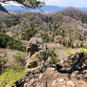 ローソク岩
ロープがあるのでもう少し下りれば、見上げて迫力ある写真が撮れそうですが、危ないかな？ここまでにしておきます。