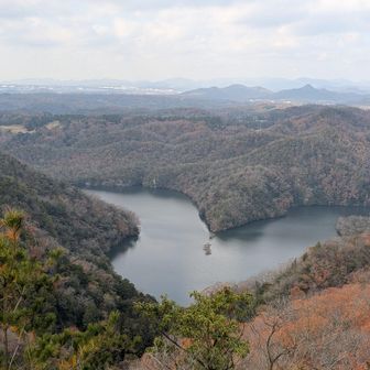 ダムがハート型
「最近は天使の青い羽根とか言うんやて。」と、くにちゃん。
近くにいた若者グループの女子が「わぁー、ロマンチック🥳」とリアクション👍