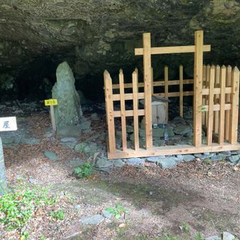 田代岩屋
張り出した岩の奥にお宮があります