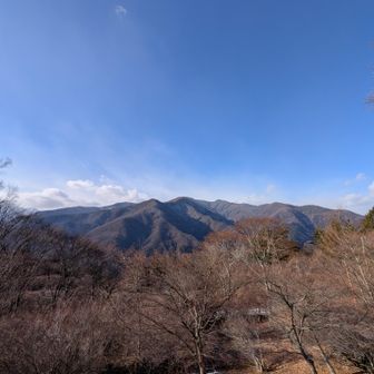向こう側に見える和名倉山。
